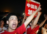 开云足球直播-泰国球迷为泰国队的成功加油打气