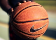 开云官网-赛道与球场的双重奏，当F1年度争冠战火燃起，篮网力擒猛龙