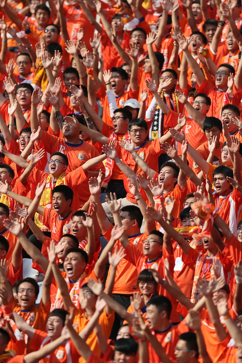 热火球迷热情高涨，球队赢得胜利欢呼的简单介绍