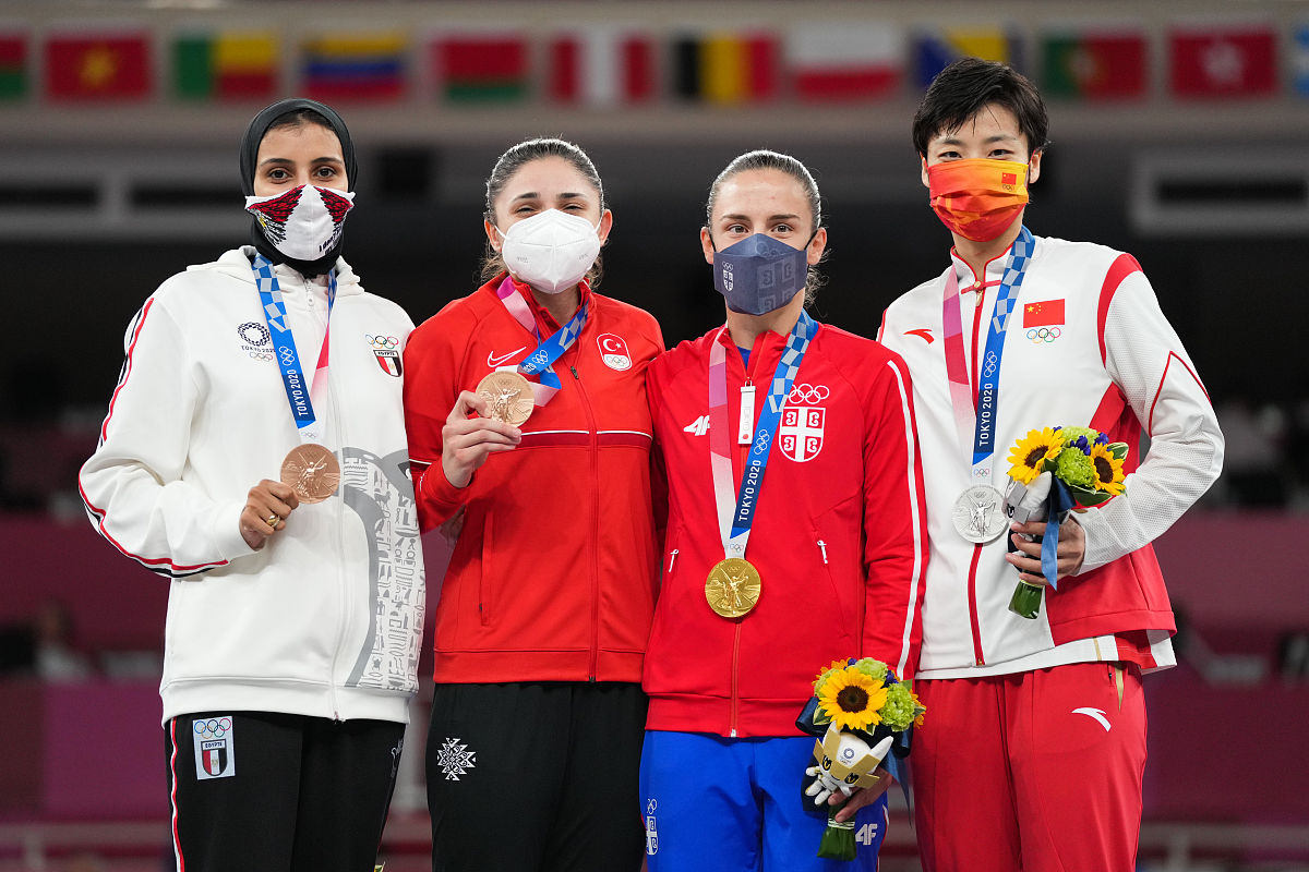 韩国女足球员斩获国际杯季军 韩国女足球员斩获国际杯季军