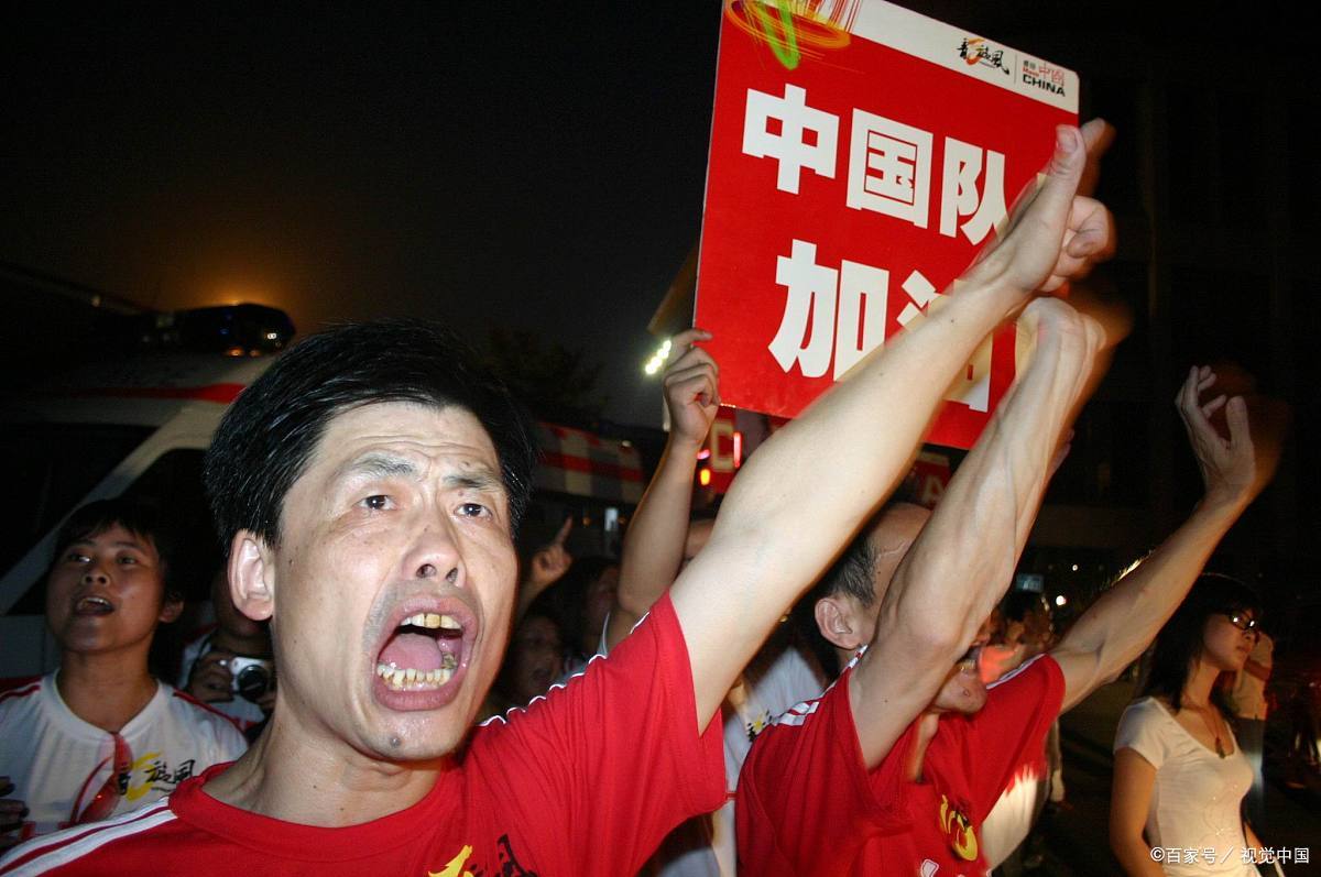 泰国球迷为泰国队的成功加油打气