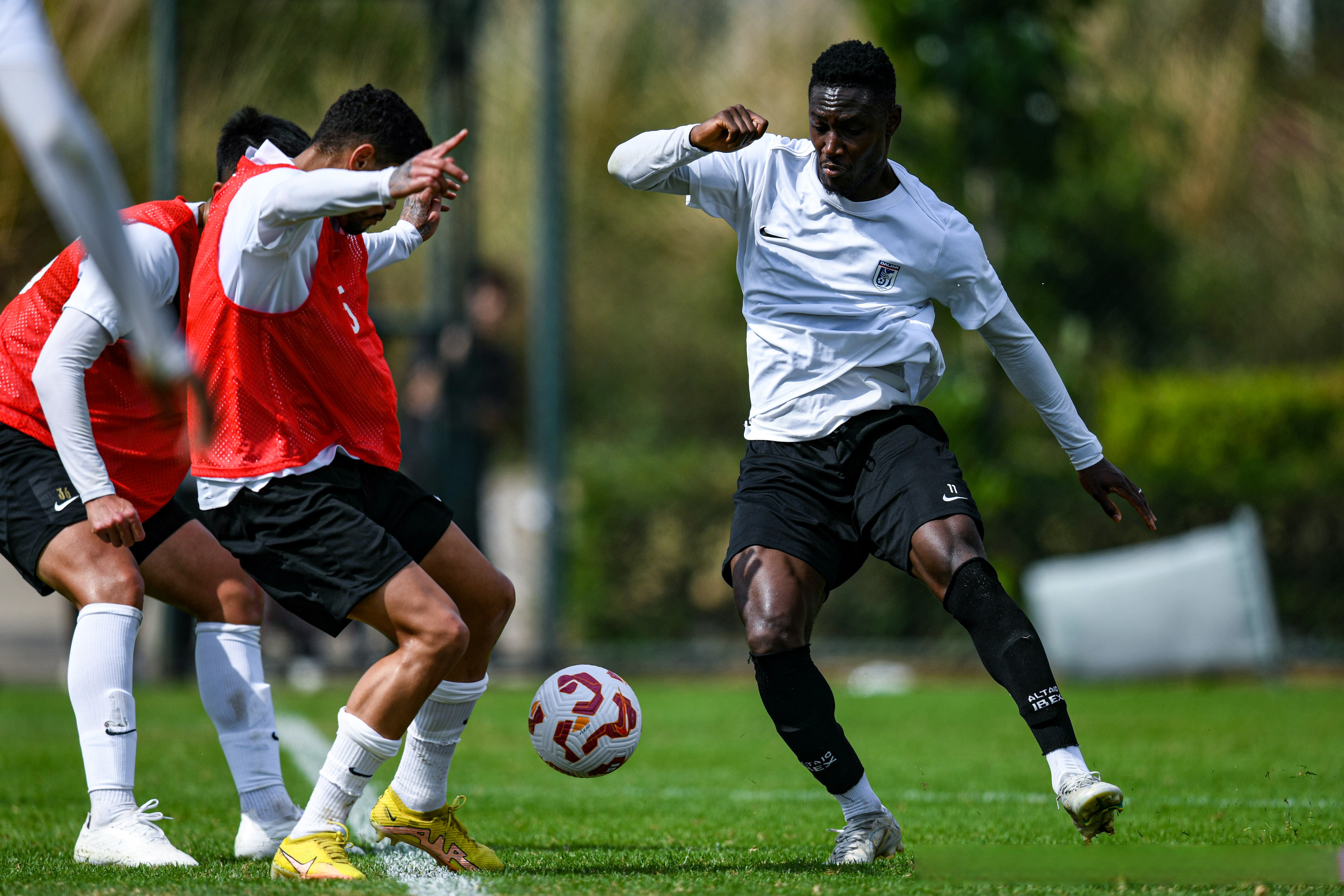 球员们为下一场比赛进行密集训练，备战之际