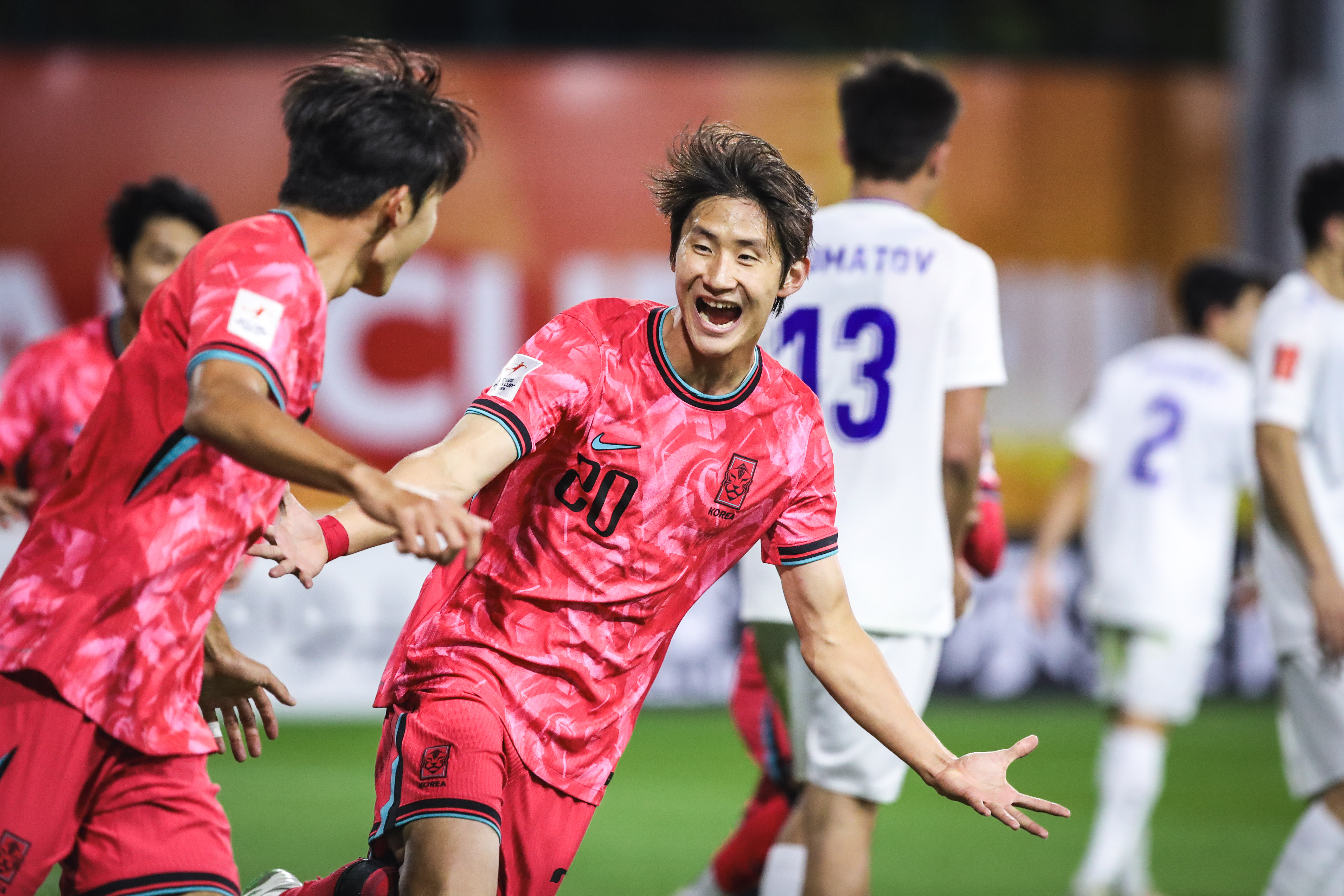 亚洲足球比赛上演多场惊心动魄的比拼