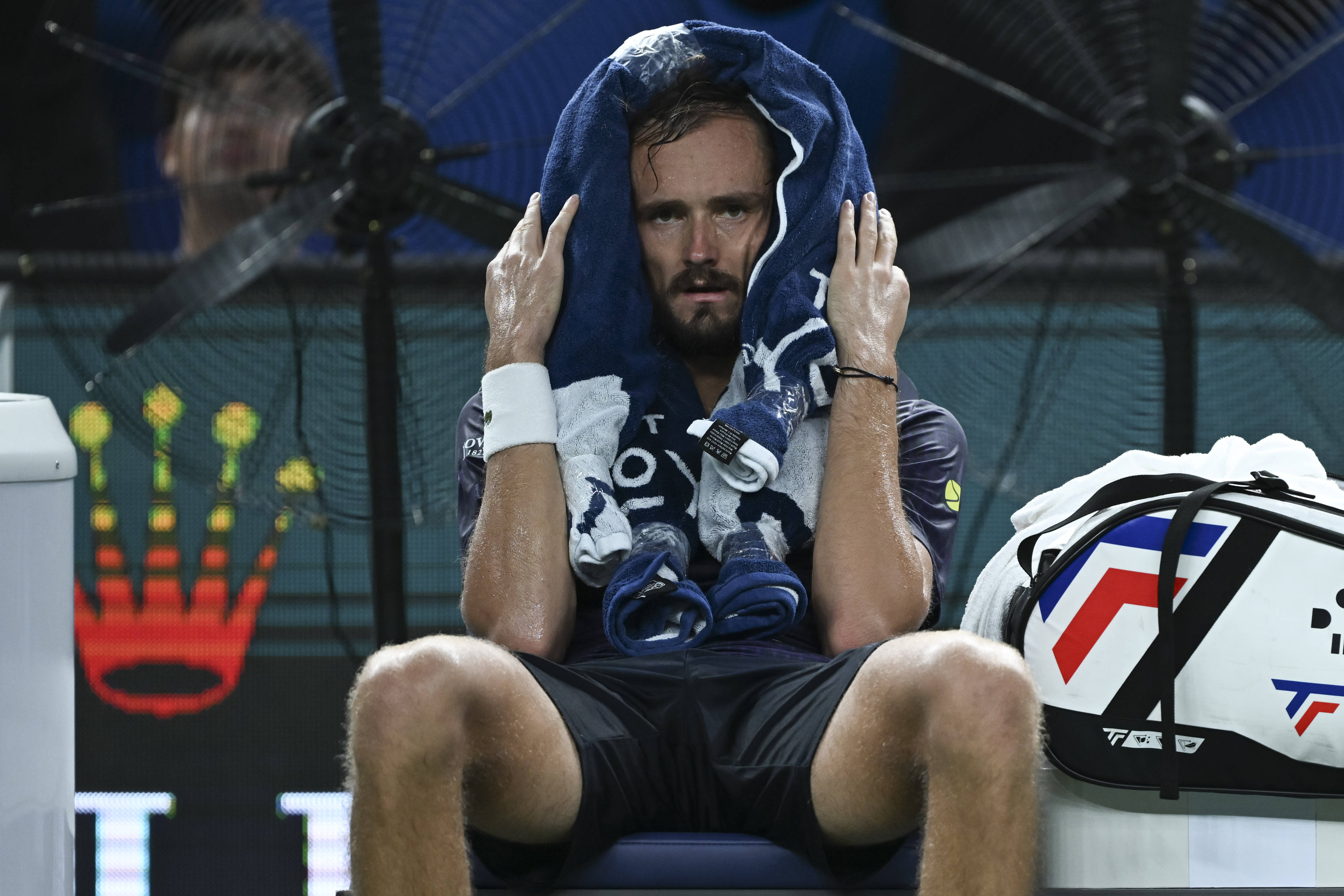 包含欧洲网球队险胜法国网球队，梅德韦杰夫制霸全场的词条