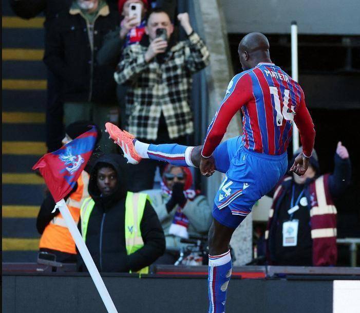 曼联铁卫战术角球建功，助球队逆转胜利