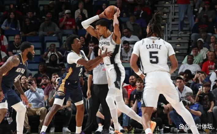 美国男篮轻取步行者，锡安打破历史纪录