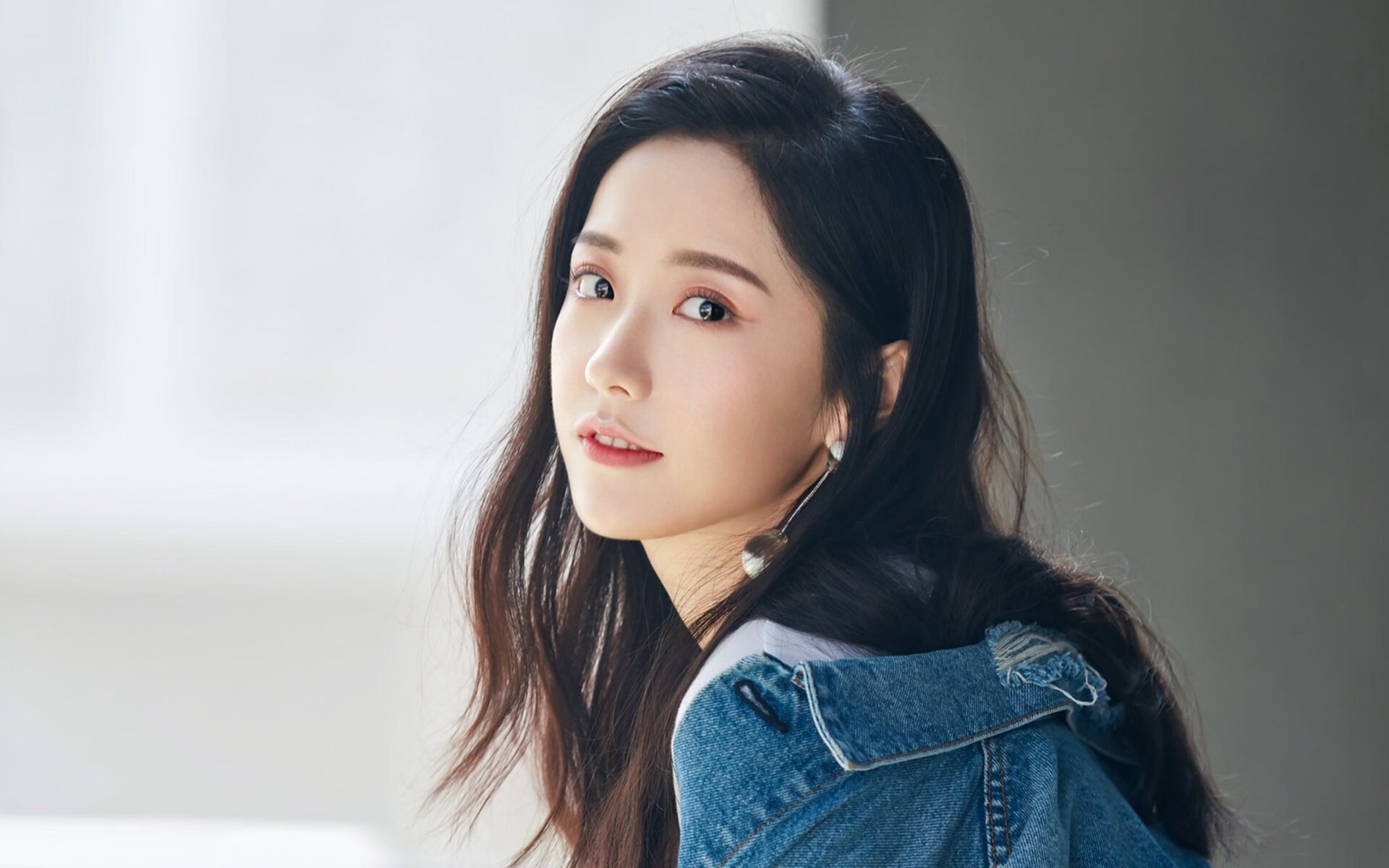 绿茵场上的历史之夜与沙漠外的强权博弈，当莱万传奇遭遇沙特的地缘棋局