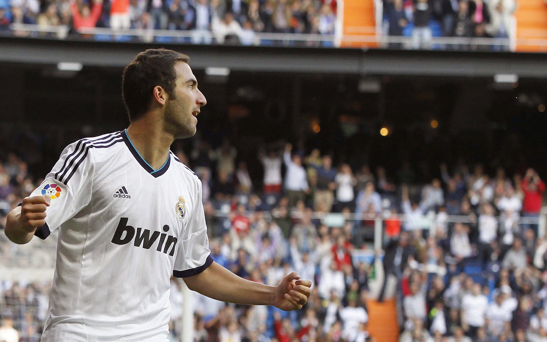 赛道与球场的双重奏,当F1年度争冠战火燃起,篮网力擒猛龙