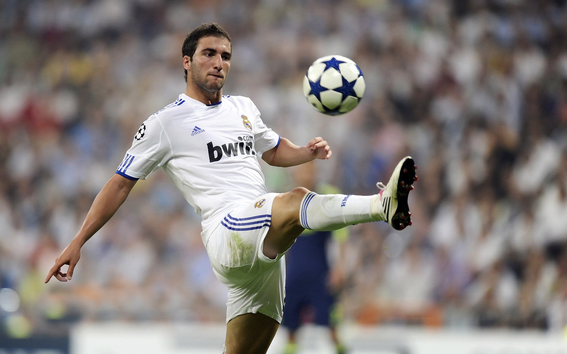 阿劳霍封神之夜，波兰铁骑打穿巴萨，唯一性防守铸就欧冠经典